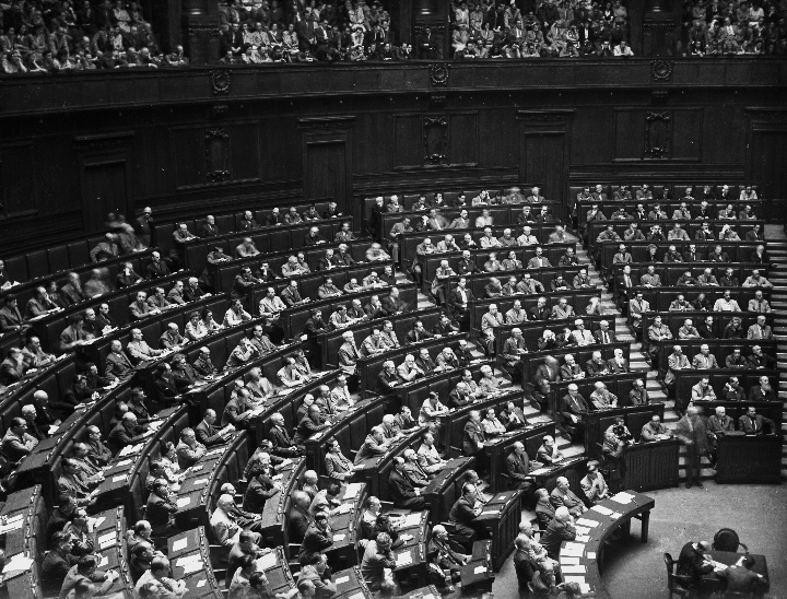 1946 I deputati dell'Assemblea Costituente seduti ai loro banchi durante il discorso d'insediamento del presidente Saragat