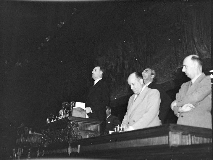 1946 Il presidente della Costituente Saragat legge il messaggio indirizzato da De Nicola alla nazione nell'aula parlamentare di Montecitorio