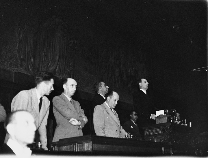 1946 Il presidente della Costituente Saragat legge il messaggio del Capo provvisorio dello Stato De Nicola nell'aula parlamentare di Montecitorio