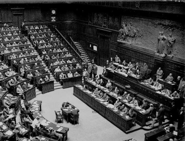 1947 L'Assemblea Costituente rielegge De Nicola, che ha rassegnato le dimissioni il giorno prima, capo provvisorio dello Stato