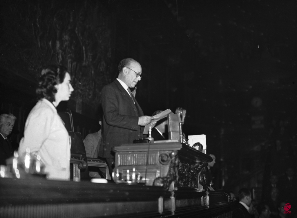 1947 Terracini ripreso durante la seduta in cui viene votata e approvata la Costituzione dall'Assemblea