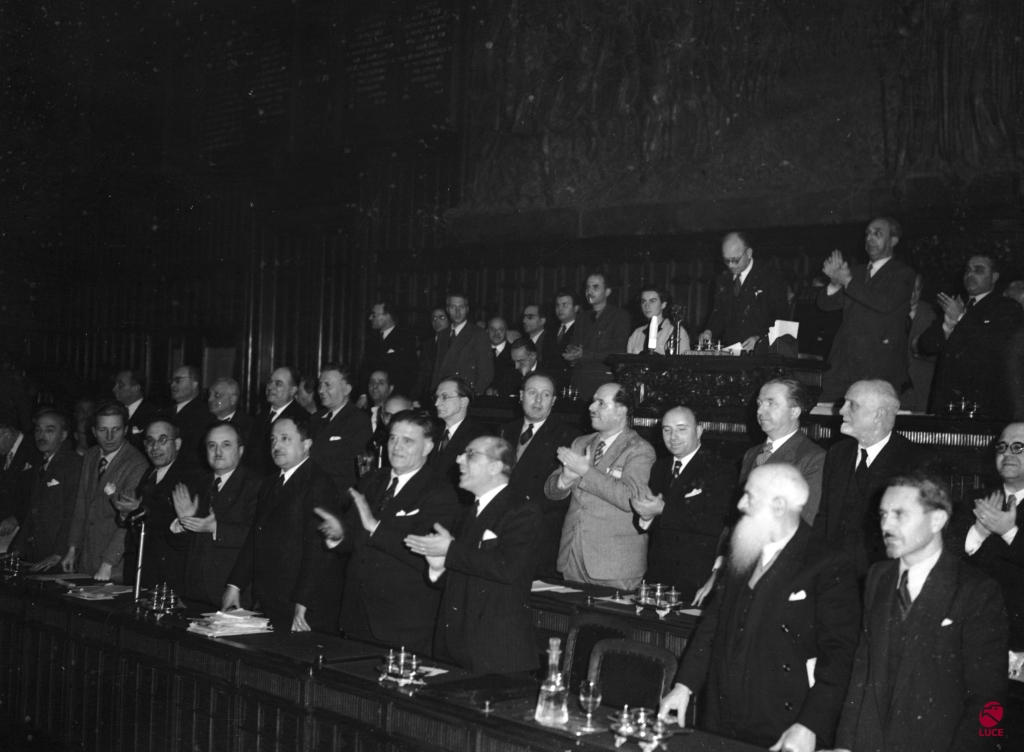 1947 L'Assemblea Costituente applaude calorosamente l'annuncio del voto di approvazione della Costituzione