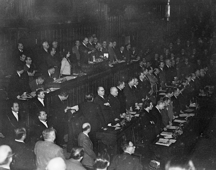 1947 Il presidente Terracini annuncia all'Assemblea il risultato del voto sulla Costituzione