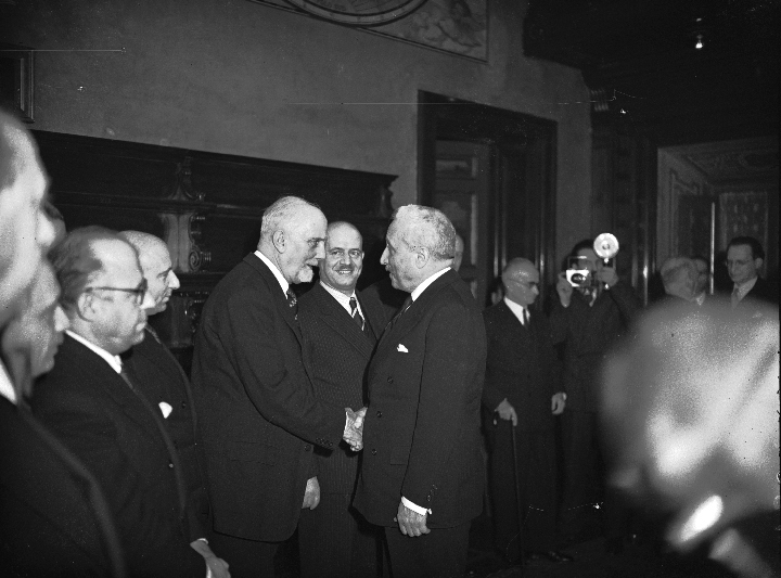 1947 De Nicola stringe la mano a Sforza sotto lo sguardo sorridente di Togni dopo aver firmato la Costituzione