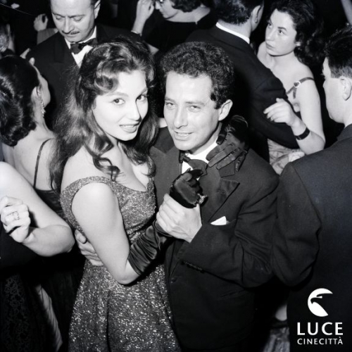 Gillo Pontecorvo balla con Rosanna Schiaffino in occasione della cerimonia di consegna del Nastro d&#039;argento, 1958
