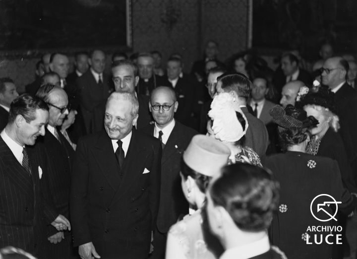 De Nicola, seguito da Terracini e circondato da varie personalità, partecipa alle celebrazioni per l'annuale della Repubblica, 1947