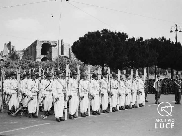 Reparto di alpini sciatori schierato in via di San Gregorio per la festa della Repubblica, 1951