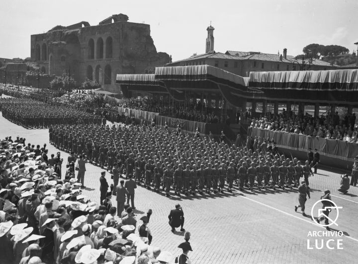 Sfilata di truppe lungo via dei Fori Imperiali, davanti alla tribuna delle autorità, per la Festa della Repubblica, 1951