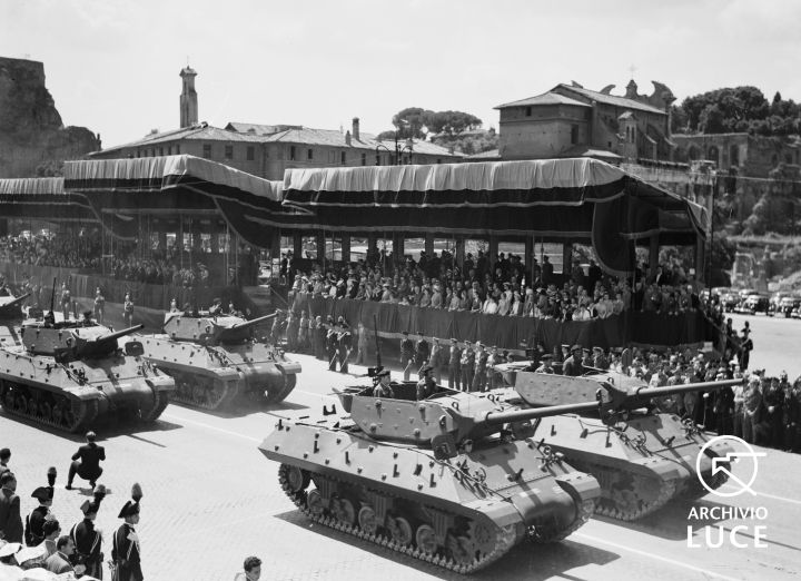 Sfilata di carri armati davanti alla tribuna delle autorità, in via dei Fori Imperiali, durante la parata militare del 2 giugno, 1951
