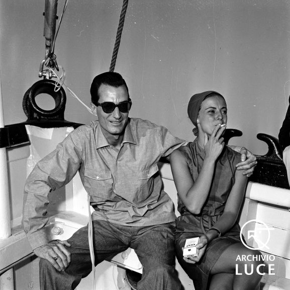 Carlo Lizzani e Anna Maria Ferrero seduti sul ponte della barca, 1961