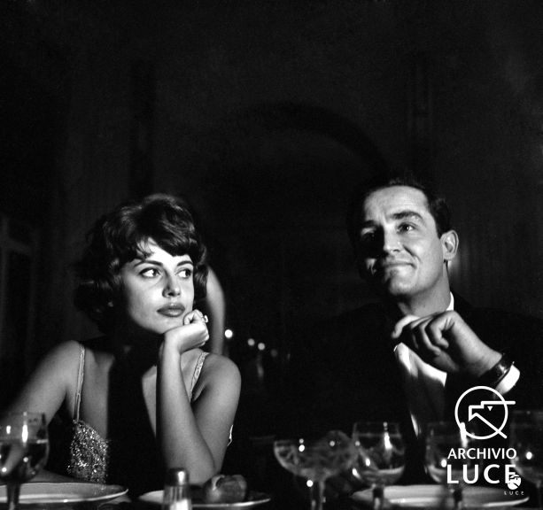 Anna Maria Ferrero e Vittorio Gassman seduti a tavola, 1959