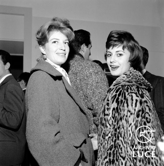 Anna Maria Ferrero in compagnia di Monica Vitti, 1958