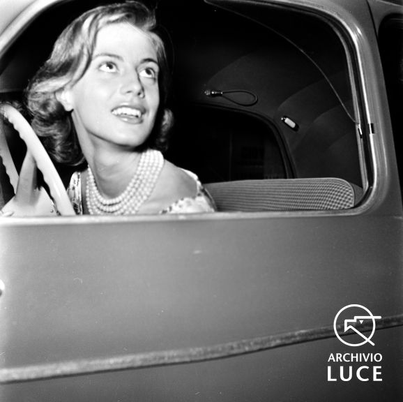 Anna Maria Ferrero si sporge dal finestrino della sua automobile, 1958