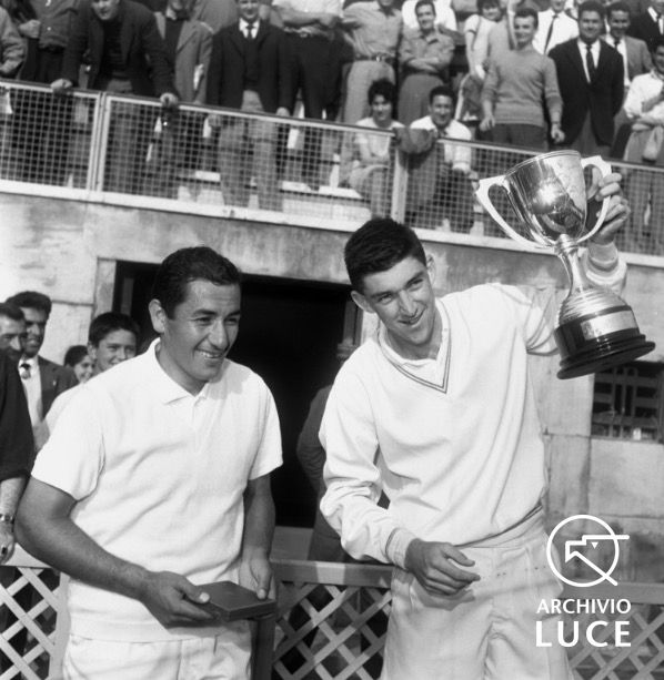 1960 il vincitore Mac Kay solleva la coppa; accanto a lui Ayala finalista