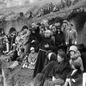 Fedeli radunatisi al Colosseo per la cerimonia religiosa ascoltano la predica di un monaco, 1928