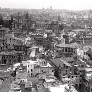 Veduta panoramica dell'area compresa tra i Mercati Traianei e il foro di Augusto occupata da un intero quartiere cittadino, 1930