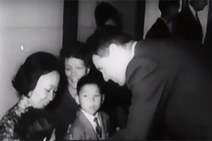 Accolti da Robert Kennedy, quarantanove bambini profughi cinesi giungono negli Stati Uniti per essere adottati