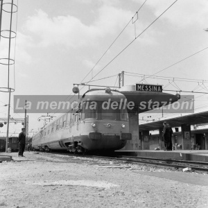 Demetrio Mafrica - Treno rapido Peloritano fermo nella stazione di Messina, 1965