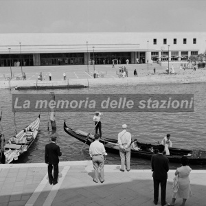 Josip Ciganovic - Il piazzale antistante la stazione e facciata principale del fabbricato viaggiatori dalla sponda opposta del Canal Grande, 1961