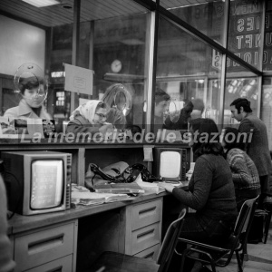 Anastasio Grillini - Viaggiatori all’Ufficio informazioni alla stazione di Milano, 1976