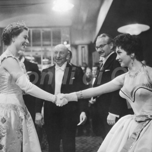 Gina Lollobrigida Con la regina Elisabetta II alla première del film Caccia al ladro, 1955