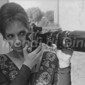 Con la macchina fotografica durante le riprese di “Venere imperiale”, 1962